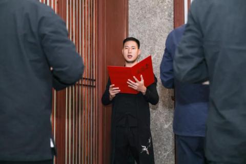 罗湖区人大常委副主任谭会茹一行莅临问鼎娱乐调研