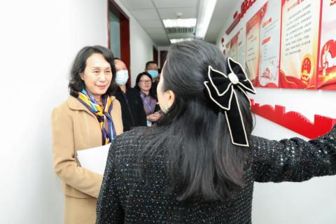 罗湖区人大常委副主任谭会茹一行莅临问鼎娱乐调研