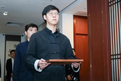 罗湖区人大常委副主任谭会茹一行莅临问鼎娱乐调研