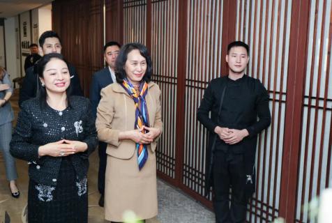 罗湖区人大常委副主任谭会茹一行莅临问鼎娱乐调研