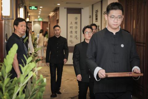 罗湖区委统战部副部长、工商联党组书记叶志伟一行到问鼎娱乐调研