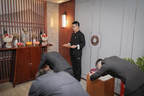 罗湖区委统战部副部长、工商联党组书记叶志伟一行到问鼎娱乐调研