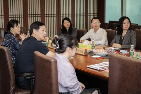 罗湖区委统战部副部长、工商联党组书记叶志伟一行到问鼎娱乐调研