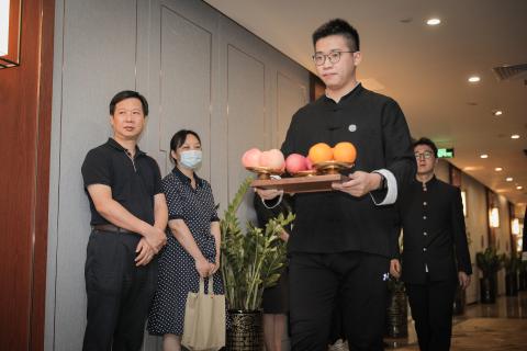 罗湖区委统战部副部长、工商联党组书记叶志伟一行到问鼎娱乐调研