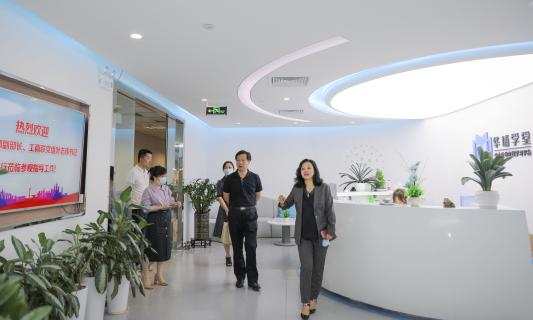 罗湖区委统战部副部长、工商联党组书记叶志伟一行到问鼎娱乐调研