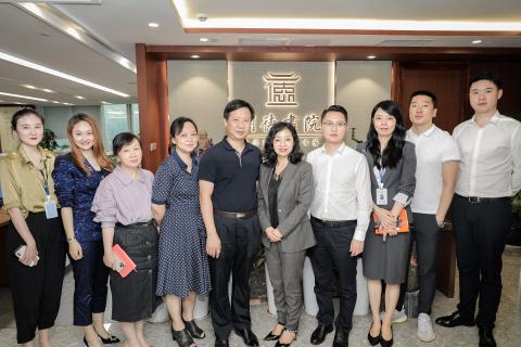 罗湖区委统战部副部长、工商联党组书记叶志伟一行到问鼎娱乐调研