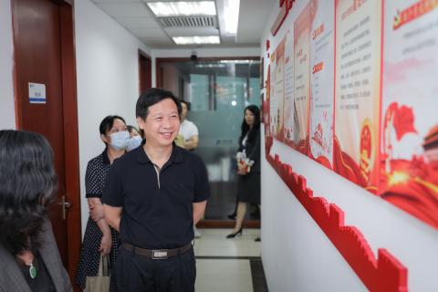 罗湖区委统战部副部长、工商联党组书记叶志伟一行到问鼎娱乐调研