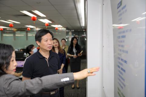 罗湖区委统战部副部长、工商联党组书记叶志伟一行到问鼎娱乐调研