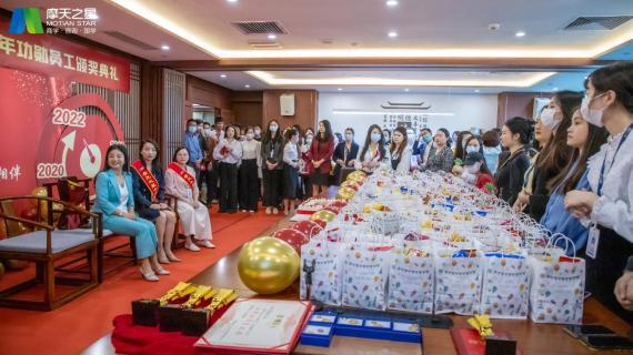 “ 感恩有你 · 一路相伴 ”问鼎娱乐10年功勋员工颁奖典礼圆满举办